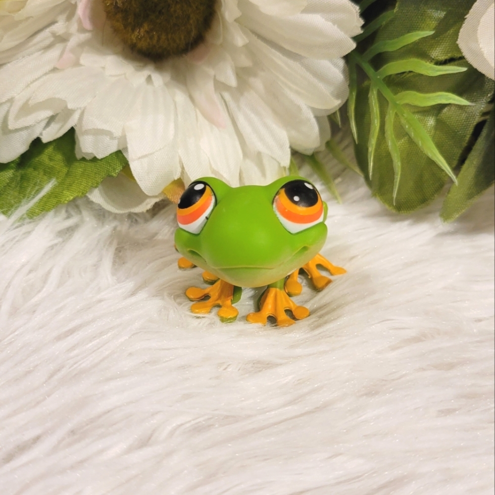 Littlest Pet Shop Authentic LPS #50 Green Tree Frog Orange Eyes Hasbro